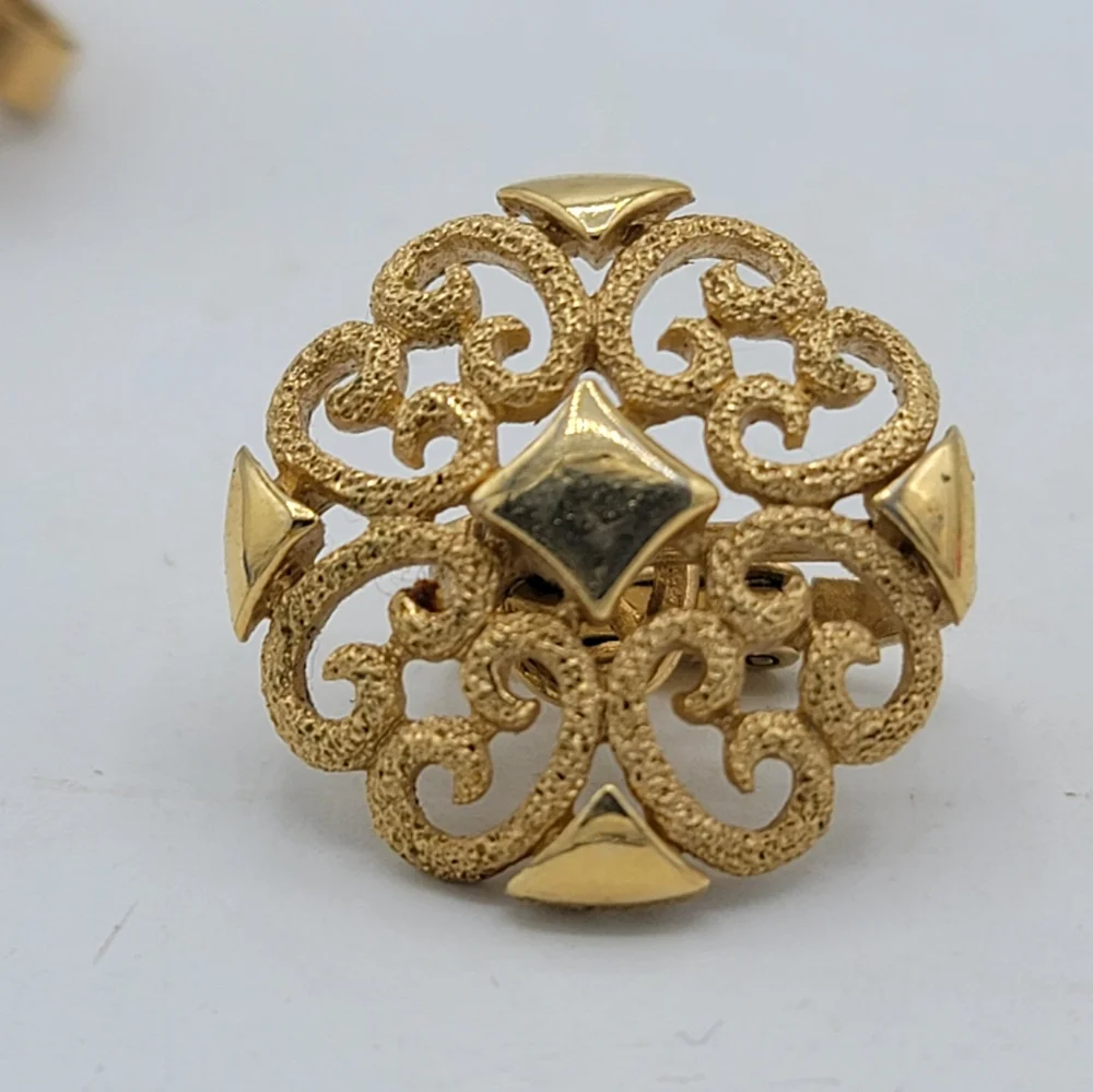 Avon Precious Pretenders Clip On Earrings Textured Filigree Scrollwork 70s Vtg - Picture 2 of 10